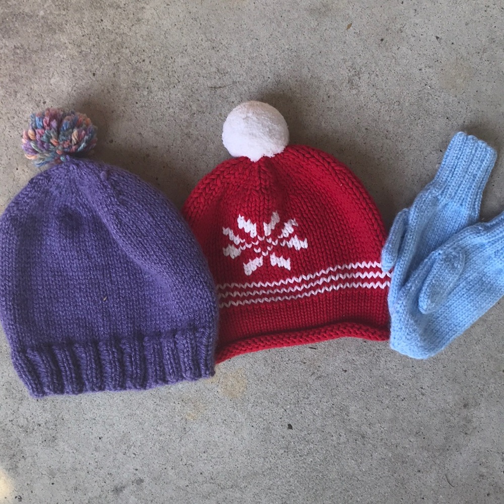 2 hats gloves mittens